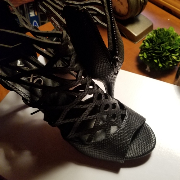 XOXO Size 10 (US) Zip-back Black Heels - Picture 5 of 10